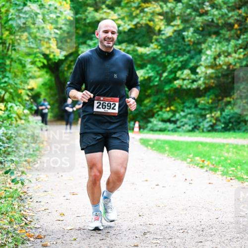 12.10.2025 - Bramfelder Halbmarathon 2025 Dr. Thomas Lammeyer http://msf.ph/oto/9360044 12.10.2025 11:10:23 Laufen 8, 2692 meine-sportfotos.de
