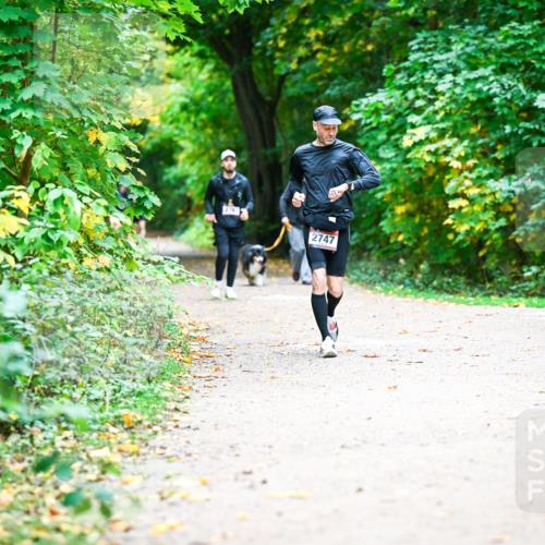 12.10.2025 - Bramfelder Halbmarathon 2025 Dr. Thomas Lammeyer http://msf.ph/oto/9360775 12.10.2025 11:13:46 Laufen 2701, 2747 meine-sportfotos.de