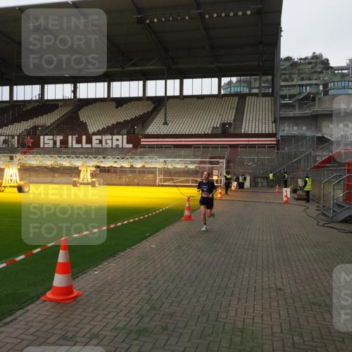 07.12.2025 - St. Pauli X-Mass-Run No. 15 Fabian Wolf http://msf.ph/oto/9360797 07.12.2025 09:50:13 Ziel 1896 meine-sportfotos.de