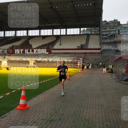 07.12.2025 - St. Pauli X-Mass-Run No. 15 Fabian Wolf http://msf.ph/oto/9360799 07.12.2025 09:50:13 Ziel 1896 meine-sportfotos.de