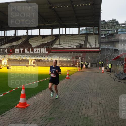 07.12.2025 - St. Pauli X-Mass-Run No. 15 Fabian Wolf http://msf.ph/oto/9360800 07.12.2025 09:50:14 Ziel 1896 meine-sportfotos.de