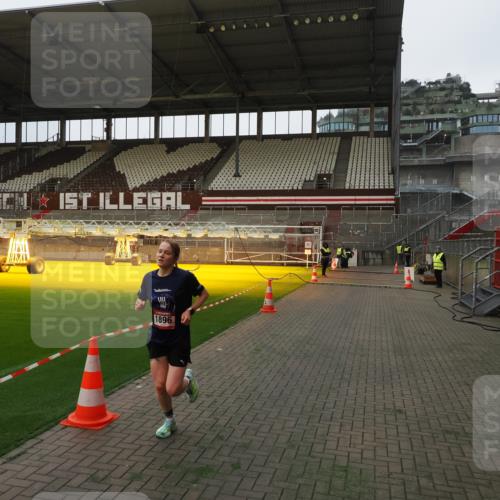 07.12.2025 - St. Pauli X-Mass-Run No. 15 Fabian Wolf http://msf.ph/oto/9360801 07.12.2025 09:50:14 Ziel 1896 meine-sportfotos.de
