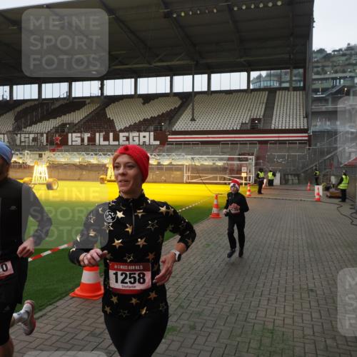 07.12.2025 - St. Pauli X-Mass-Run No. 15 Fabian Wolf http://msf.ph/oto/9360834 07.12.2025 09:51:22 Ziel 13, 1258, 2030, 2135, 2646, 3110, 4273 meine-sportfotos.de