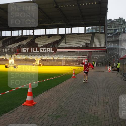 07.12.2025 - St. Pauli X-Mass-Run No. 15 Fabian Wolf http://msf.ph/oto/9360851 07.12.2025 09:51:47 Ziel 1117, 1893, 2178, 2494 meine-sportfotos.de