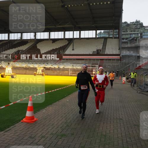 07.12.2025 - St. Pauli X-Mass-Run No. 15 Fabian Wolf http://msf.ph/oto/9360861 07.12.2025 09:52:25 Ziel 154, 195, 1296, 2034 meine-sportfotos.de
