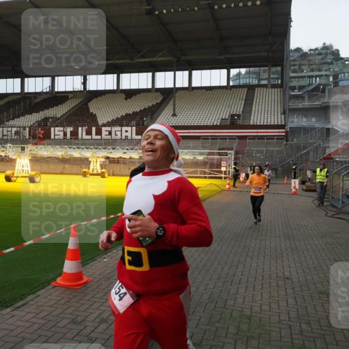 07.12.2025 - St. Pauli X-Mass-Run No. 15 Fabian Wolf http://msf.ph/oto/9360865 07.12.2025 09:52:26 Ziel 154, 195, 1296, 2034 meine-sportfotos.de