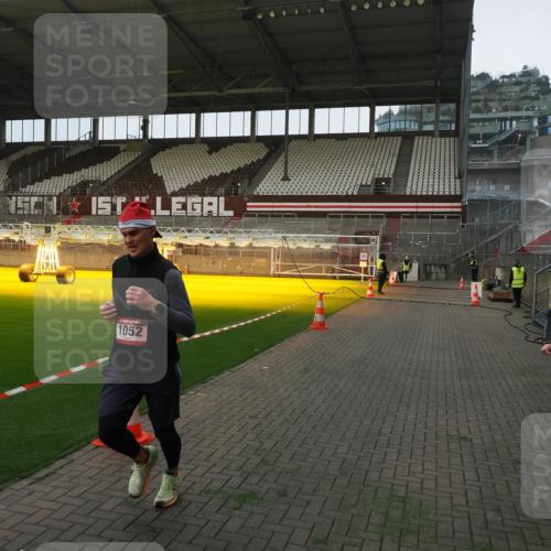 07.12.2025 - St. Pauli X-Mass-Run No. 15 Fabian Wolf http://msf.ph/oto/9360873 07.12.2025 09:52:33 Ziel 154, 195, 1052, 1296, 2034 meine-sportfotos.de