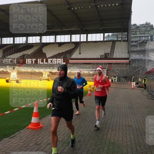 07.12.2025 - St. Pauli X-Mass-Run No. 15 Fabian Wolf http://msf.ph/oto/9360888 07.12.2025 09:53:00 Ziel 937, 1241, 1874 meine-sportfotos.de