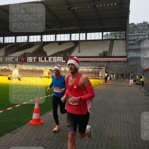 07.12.2025 - St. Pauli X-Mass-Run No. 15 Fabian Wolf http://msf.ph/oto/9360890 07.12.2025 09:53:01 Ziel 937, 1241, 1874 meine-sportfotos.de