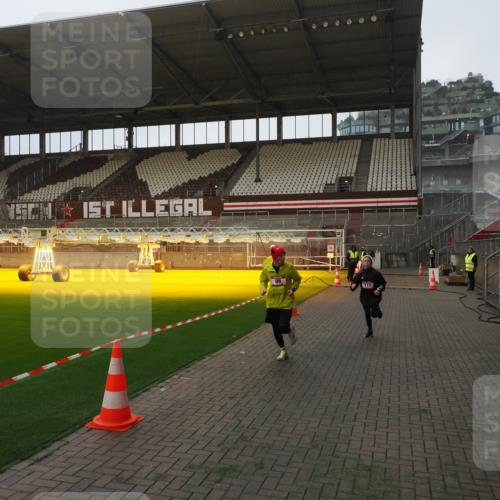 07.12.2025 - St. Pauli X-Mass-Run No. 15 Fabian Wolf http://msf.ph/oto/9360904 07.12.2025 09:53:33 Ziel 96, 115, 3684 meine-sportfotos.de