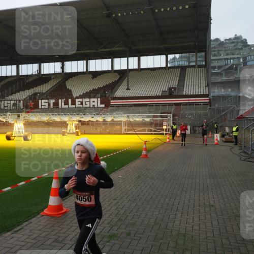 07.12.2025 - St. Pauli X-Mass-Run No. 15 Fabian Wolf http://msf.ph/oto/9360913 07.12.2025 09:53:44 Ziel 96, 115, 4050, 4061, 4062 meine-sportfotos.de