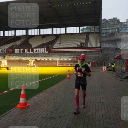 07.12.2025 - St. Pauli X-Mass-Run No. 15 Fabian Wolf http://msf.ph/oto/9360918 07.12.2025 09:53:48 Ziel 96, 115, 4050, 4061, 4062 meine-sportfotos.de