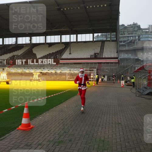 07.12.2025 - St. Pauli X-Mass-Run No. 15 Fabian Wolf http://msf.ph/oto/9360923 07.12.2025 09:53:54 Ziel 1598, 4050, 4061, 4062 meine-sportfotos.de