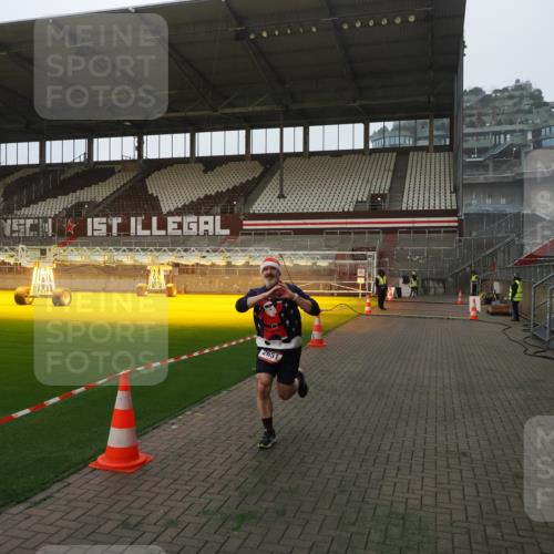 07.12.2025 - St. Pauli X-Mass-Run No. 15 Fabian Wolf http://msf.ph/oto/9360930 07.12.2025 09:54:00 Ziel 1598, 2651, 4061, 4062 meine-sportfotos.de