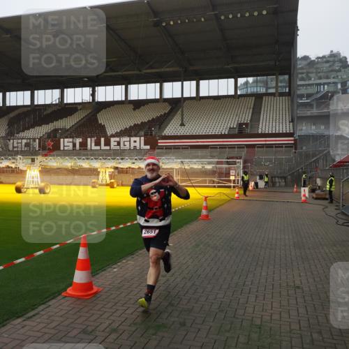 07.12.2025 - St. Pauli X-Mass-Run No. 15 Fabian Wolf http://msf.ph/oto/9360931 07.12.2025 09:54:00 Ziel 1598, 2651, 4061, 4062 meine-sportfotos.de