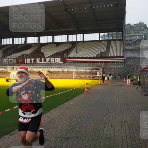 07.12.2025 - St. Pauli X-Mass-Run No. 15 Fabian Wolf http://msf.ph/oto/9360933 07.12.2025 09:54:01 Ziel 1598, 2651, 4061, 4062 meine-sportfotos.de