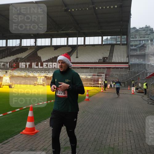 07.12.2025 - St. Pauli X-Mass-Run No. 15 Fabian Wolf http://msf.ph/oto/9360943 07.12.2025 09:54:20 Ziel 1375, 2036, 2900, 3338 meine-sportfotos.de
