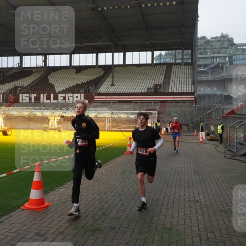 07.12.2025 - St. Pauli X-Mass-Run No. 15 Fabian Wolf http://msf.ph/oto/9360953 07.12.2025 09:54:29 Ziel 1375, 2036, 2133, 2209, 3310 meine-sportfotos.de