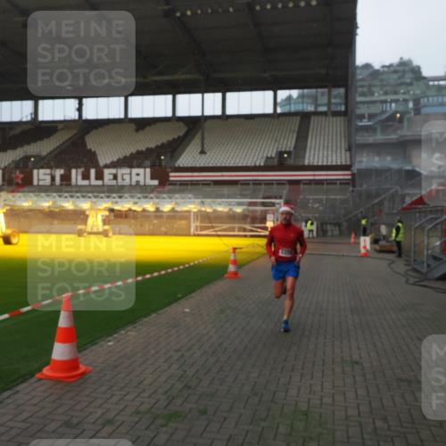 07.12.2025 - St. Pauli X-Mass-Run No. 15 Fabian Wolf http://msf.ph/oto/9360955 07.12.2025 09:54:30 Ziel 1375, 2036, 2133, 2209, 3310 meine-sportfotos.de