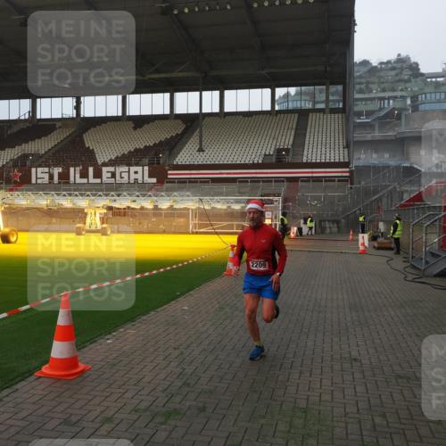 07.12.2025 - St. Pauli X-Mass-Run No. 15 Fabian Wolf http://msf.ph/oto/9360956 07.12.2025 09:54:30 Ziel 1375, 2036, 2133, 2209, 3310 meine-sportfotos.de