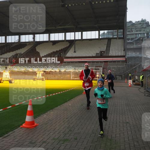 07.12.2025 - St. Pauli X-Mass-Run No. 15 Fabian Wolf http://msf.ph/oto/9360963 07.12.2025 09:54:46 Ziel 1649, 1655, 1722, 2209, 2703 meine-sportfotos.de