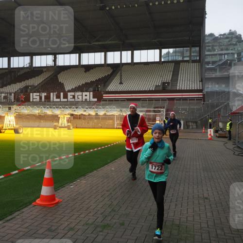 07.12.2025 - St. Pauli X-Mass-Run No. 15 Fabian Wolf http://msf.ph/oto/9360964 07.12.2025 09:54:46 Ziel 1649, 1655, 1722, 2209, 2703 meine-sportfotos.de