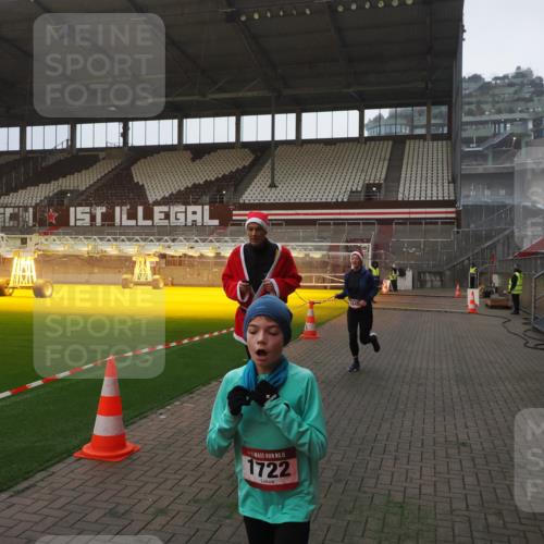 07.12.2025 - St. Pauli X-Mass-Run No. 15 Fabian Wolf http://msf.ph/oto/9360966 07.12.2025 09:54:47 Ziel 1649, 1655, 1722, 2703 meine-sportfotos.de