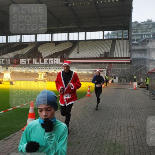 07.12.2025 - St. Pauli X-Mass-Run No. 15 Fabian Wolf http://msf.ph/oto/9360967 07.12.2025 09:54:47 Ziel 1649, 1655, 1722, 2703 meine-sportfotos.de