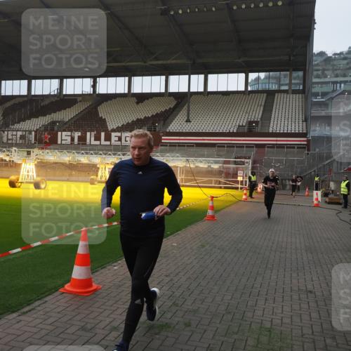 07.12.2025 - St. Pauli X-Mass-Run No. 15 Fabian Wolf http://msf.ph/oto/9360983 07.12.2025 09:55:10 Ziel 4087, 4088 meine-sportfotos.de