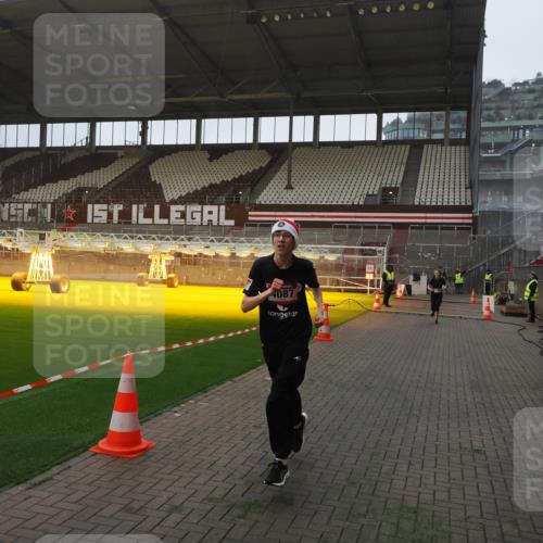 07.12.2025 - St. Pauli X-Mass-Run No. 15 Fabian Wolf http://msf.ph/oto/9360986 07.12.2025 09:55:12 Ziel 1101, 4087, 4088 meine-sportfotos.de