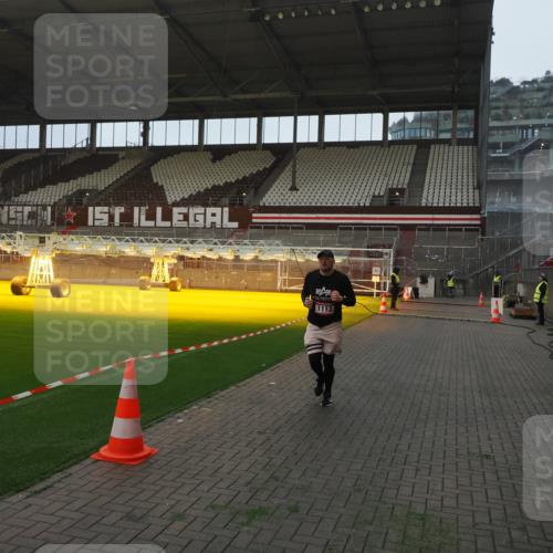 07.12.2025 - St. Pauli X-Mass-Run No. 15 Fabian Wolf http://msf.ph/oto/9360994 07.12.2025 09:55:19 Ziel 1101, 1113, 4087 meine-sportfotos.de