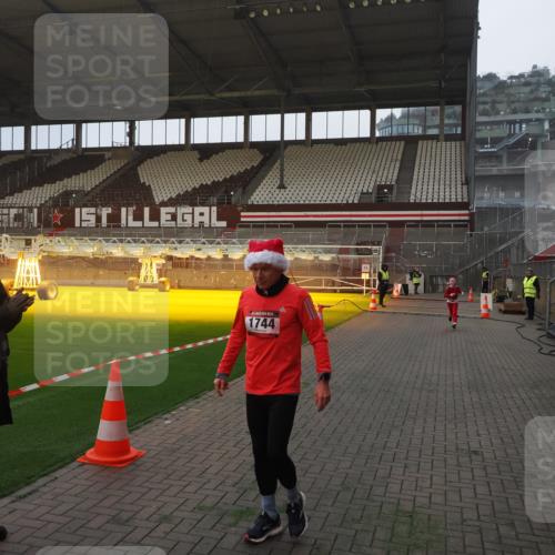07.12.2025 - St. Pauli X-Mass-Run No. 15 Fabian Wolf http://msf.ph/oto/9361004 07.12.2025 09:55:44 Ziel 1744, 3398 meine-sportfotos.de