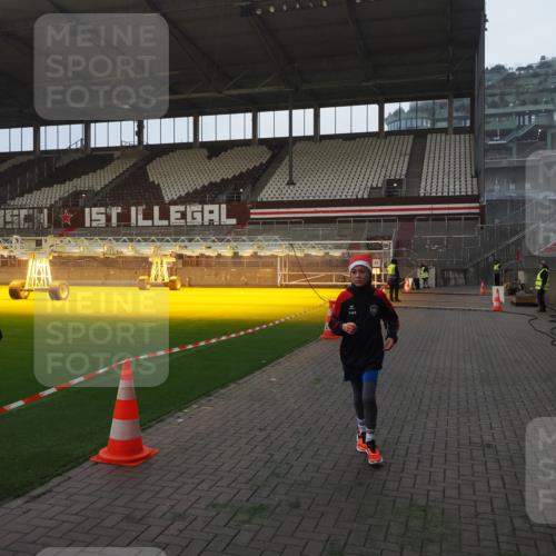 07.12.2025 - St. Pauli X-Mass-Run No. 15 Fabian Wolf http://msf.ph/oto/9361016 07.12.2025 09:55:58 Ziel 312, 3398 meine-sportfotos.de