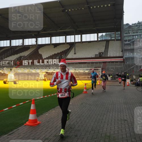 07.12.2025 - St. Pauli X-Mass-Run No. 15 Fabian Wolf http://msf.ph/oto/9361060 07.12.2025 09:56:42 Ziel 198, 662, 1165, 3255, 4208, 4209 meine-sportfotos.de