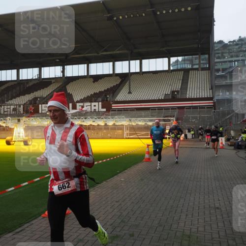07.12.2025 - St. Pauli X-Mass-Run No. 15 Fabian Wolf http://msf.ph/oto/9361062 07.12.2025 09:56:43 Ziel 198, 662, 1165, 3255, 4208, 4209 meine-sportfotos.de