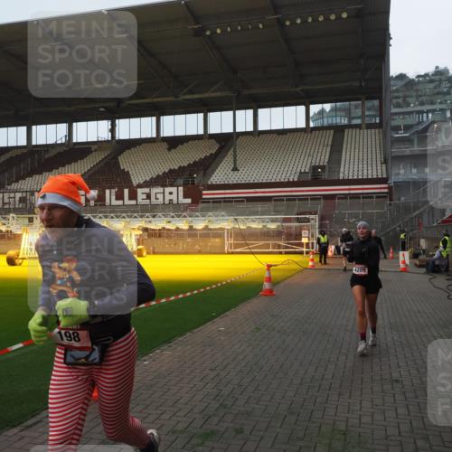 07.12.2025 - St. Pauli X-Mass-Run No. 15 Fabian Wolf http://msf.ph/oto/9361077 07.12.2025 09:56:46 Ziel 198, 662, 1116, 1165, 3255, 4208, 4209 meine-sportfotos.de