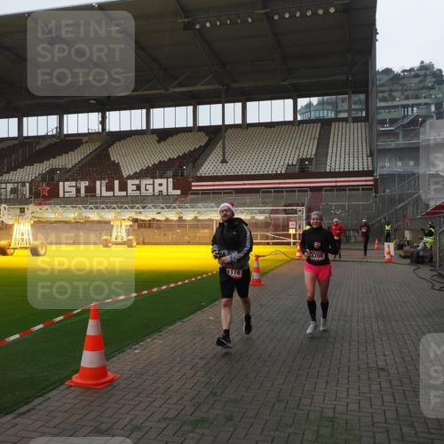 07.12.2025 - St. Pauli X-Mass-Run No. 15 Fabian Wolf http://msf.ph/oto/9361091 07.12.2025 09:56:50 Ziel 198, 497, 662, 1116, 1165, 2861, 4208, 4209 meine-sportfotos.de