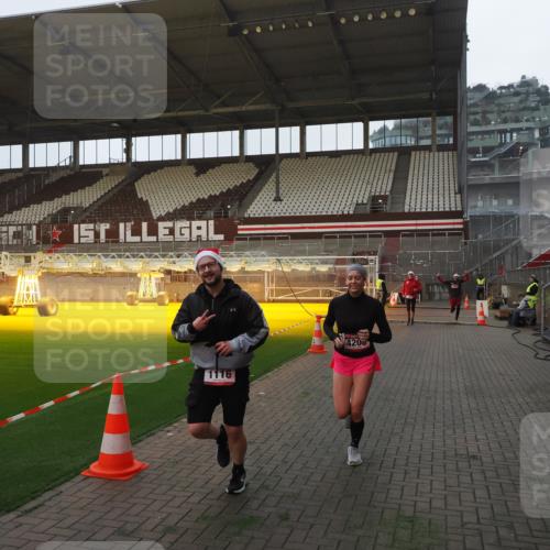 07.12.2025 - St. Pauli X-Mass-Run No. 15 Fabian Wolf http://msf.ph/oto/9361094 07.12.2025 09:56:51 Ziel 198, 497, 662, 1116, 1165, 2861, 4208, 4209 meine-sportfotos.de