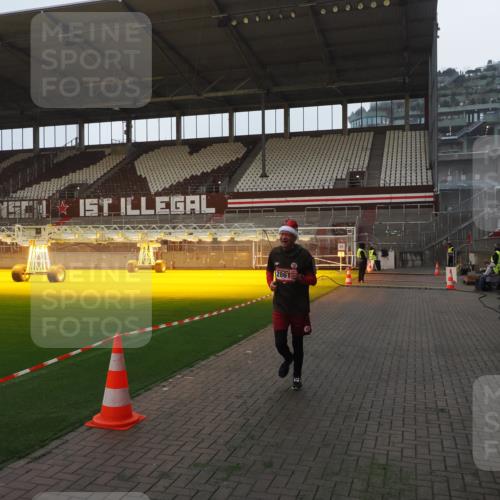 07.12.2025 - St. Pauli X-Mass-Run No. 15 Fabian Wolf http://msf.ph/oto/9361113 07.12.2025 09:56:58 Ziel 198, 497, 1116, 1165, 2861, 4208, 4209 meine-sportfotos.de