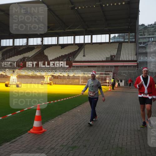 07.12.2025 - St. Pauli X-Mass-Run No. 15 Fabian Wolf http://msf.ph/oto/9361158 07.12.2025 09:57:37 Ziel 632, 1292, 1293, 1377, 1395, 2678 meine-sportfotos.de