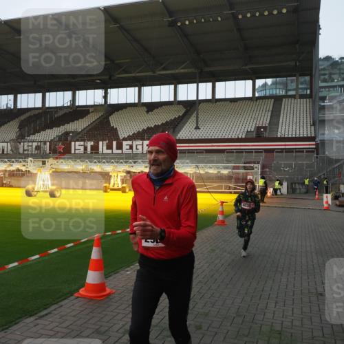 07.12.2025 - St. Pauli X-Mass-Run No. 15 Fabian Wolf http://msf.ph/oto/9361188 07.12.2025 09:57:45 Ziel 2678, 2984, 4030 meine-sportfotos.de