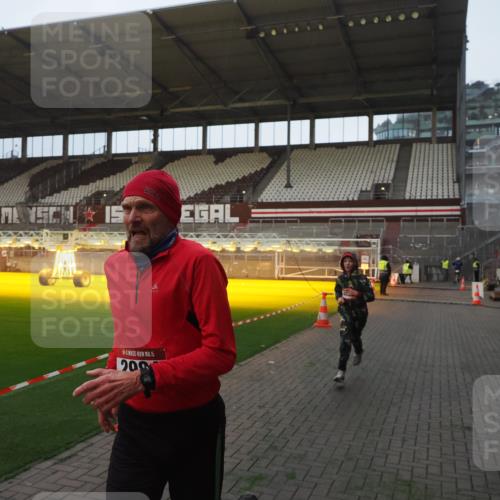 07.12.2025 - St. Pauli X-Mass-Run No. 15 Fabian Wolf http://msf.ph/oto/9361189 07.12.2025 09:57:45 Ziel 2678, 2984, 4030 meine-sportfotos.de