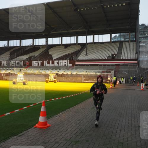 07.12.2025 - St. Pauli X-Mass-Run No. 15 Fabian Wolf http://msf.ph/oto/9361191 07.12.2025 09:57:46 Ziel 2678, 2984, 4030 meine-sportfotos.de