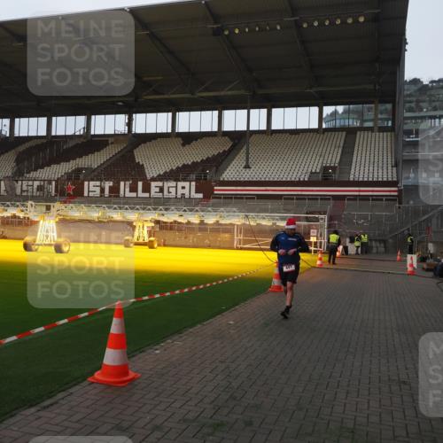 07.12.2025 - St. Pauli X-Mass-Run No. 15 Fabian Wolf http://msf.ph/oto/9361199 07.12.2025 09:57:55 Ziel 441, 2984, 4030 meine-sportfotos.de
