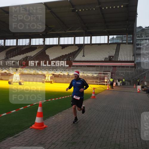 07.12.2025 - St. Pauli X-Mass-Run No. 15 Fabian Wolf http://msf.ph/oto/9361205 07.12.2025 09:57:56 Ziel 441, 2984, 4030 meine-sportfotos.de