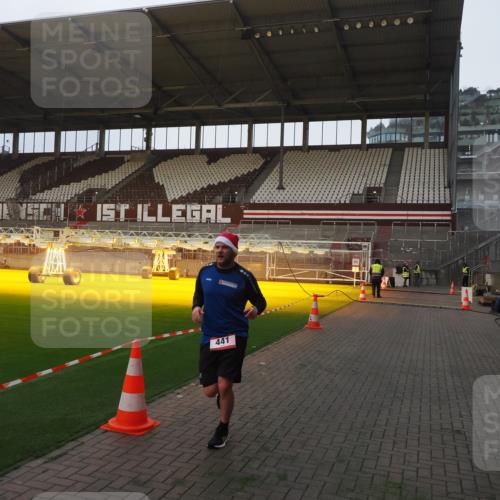 07.12.2025 - St. Pauli X-Mass-Run No. 15 Fabian Wolf http://msf.ph/oto/9361207 07.12.2025 09:57:56 Ziel 441, 2984, 4030 meine-sportfotos.de