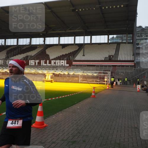 07.12.2025 - St. Pauli X-Mass-Run No. 15 Fabian Wolf http://msf.ph/oto/9361211 07.12.2025 09:57:57 Ziel 441, 2984, 4030 meine-sportfotos.de