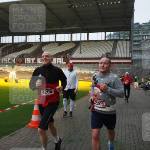 07.12.2025 - St. Pauli X-Mass-Run No. 15 Fabian Wolf http://msf.ph/oto/9361229 07.12.2025 09:58:24 Ziel 238, 261, 1173, 1633, 1774, 2205, 3515, 4031, 4206 meine-sportfotos.de