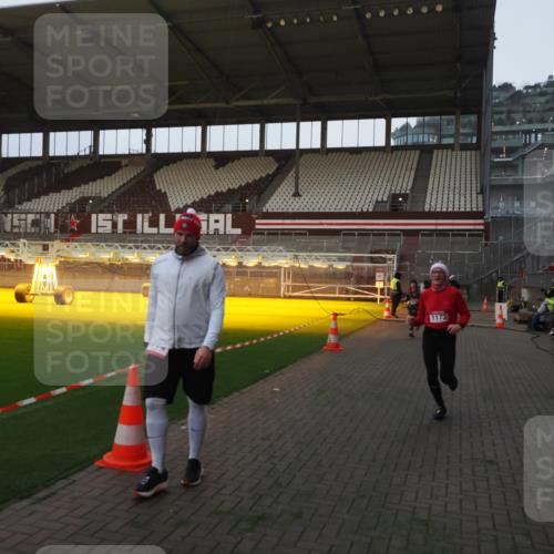 07.12.2025 - St. Pauli X-Mass-Run No. 15 Fabian Wolf http://msf.ph/oto/9361232 07.12.2025 09:58:25 Ziel 238, 261, 483, 1173, 1633, 1774, 2205, 3515, 4031, 4206 meine-sportfotos.de