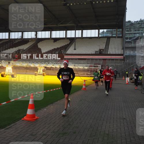 07.12.2025 - St. Pauli X-Mass-Run No. 15 Fabian Wolf http://msf.ph/oto/9361273 07.12.2025 09:58:37 Ziel 238, 261, 483, 532, 1003, 1115, 1173, 1528, 1603, 1782, 1785, 2205, 2392, 3308, 4031, 4206 meine-sportfotos.de